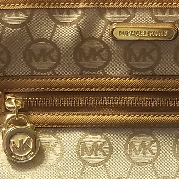 Michael Kors Logo Print Crossbody - Picture 6 of 6